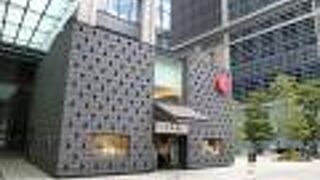 目を引く外観のお店です