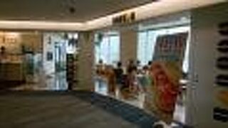 ゲートを通ってのんびりお茶。