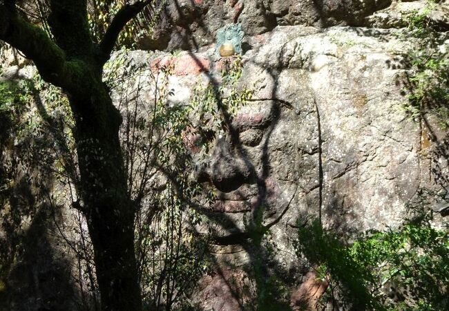 岩壁に彫られた仏様