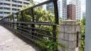 平成通りが首都高速道路と交差する部分に架かります