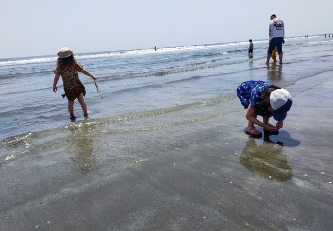 ビーチタワーの前の海で。