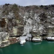 塔のような１０本の岩が断崖にそそり立つ