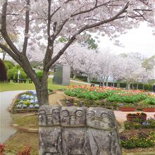 三神像と周りに桜があります。