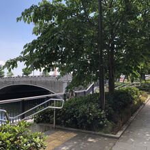 公園の先は万国橋