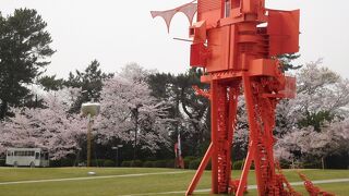 桜が公園内の彫刻を彩っていました。