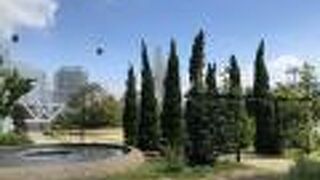 水際線プロムナードの真ん中にある