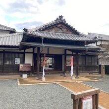 立派な別邸の様子です。