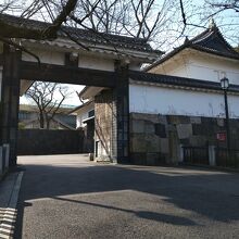 北の丸公園の北側出入口となる田安門から見える屋根部分