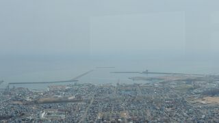 冬はスキー場の標高334mの紋別山山頂にあるタワー