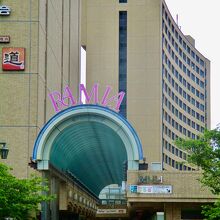 JR駅と川を隔てている