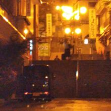 夜の石段街はひっそりと･･･