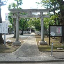 北野八幡神社の入口の状況です。鳥居と参道が立派です。