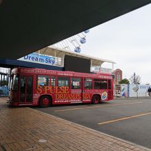 建物の前にバス停と駐車場　係の人が誘導してくれます