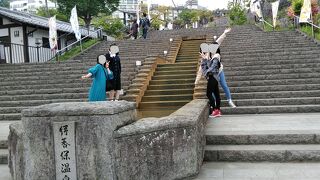 無料の足湯所もあるので、タオルを持参すること