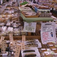 食材、惣菜も豊富に揃っています