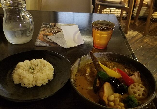 豚角煮と野菜13品のスープカレー最高でした。