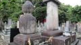 大坊本行寺と多宝塔のそばにある狩野探幽の墓の形は、瓢箪を象っています。