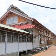 繰糸所。蒸気換気のための二重の屋根が見える