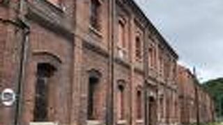 海上自衛隊の近くにある赤レンガ倉庫群