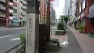 地元飯田橋の商店街が目白通りの両側に建てた、この地の歴史を表す標柱13本。