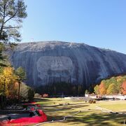 南軍英雄像の巨大レリーフが彫られているストーン・マウンティン