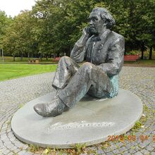 グスタフ・エルネサクス像