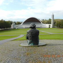 グスタフ・エルネサクス像と広場