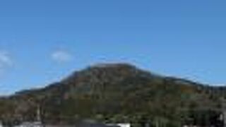 山の上にそびえる名城。