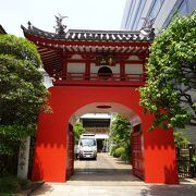 赤い竜宮門がひときわ目立つ黄檗宗寺院