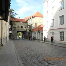 直結するピック通りの半分の門の幅