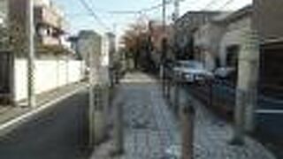 緑道のところどころに、橋の名が刻まれています