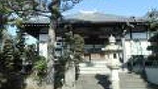 墓地への参道は綺麗に整備されていて気持ちよい