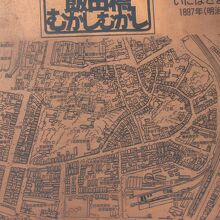 近くの道路上には、牧場が描かれた地図も