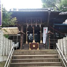 千束八幡神社の境内にあります