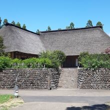 ふるさと村内も手入れが行き届いていて民家内外の見学のほか…、