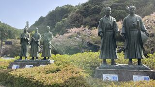 歴史の人物の像もあり、雰囲気があります