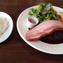 ベーコンステーキのせハンバーグ