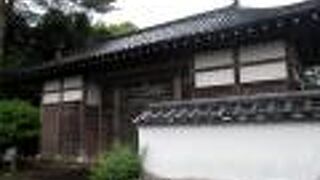 なかなか大きな門ですよ。