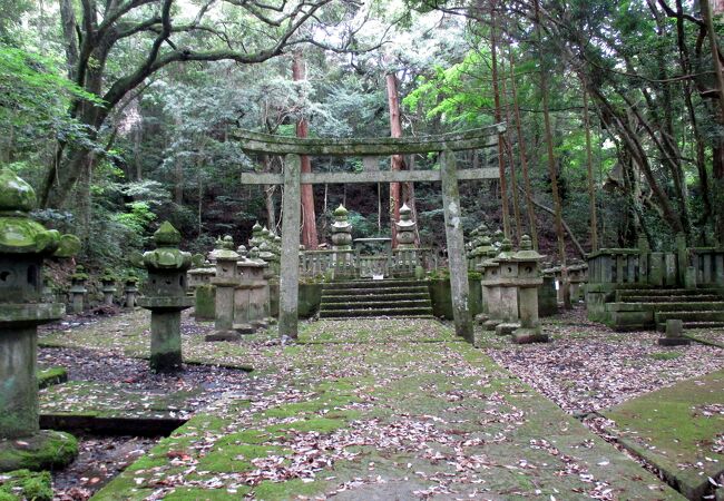 初代藩主・毛利秀就だけはちょっと離れています。