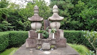 なぜこんなところに勝海舟夫妻のお墓が！