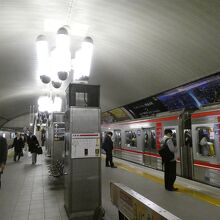 淀屋橋駅、ドーム型の天井に蛍光灯７本のシャンデリア