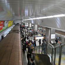 ホームから中２階の連絡道に向かいます