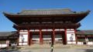 大仏殿の前にある