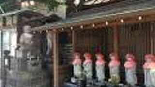 お地蔵さんが並ぶ