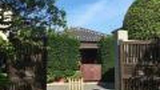 どっしり構える本堂