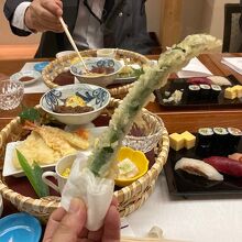 大きなアスパラガスの天ぷらがついていました。
