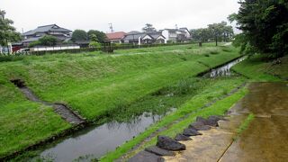 お濠らしくないですね。