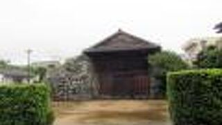 異様なほどのがっしりとした石組でした。