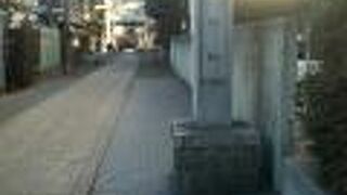 上町駅近く、簡素ですが貴重な緑や広場のある神社