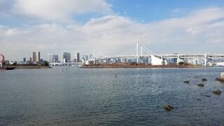 昼間は真っ白な橋が静かに佇んでいる姿が美しい